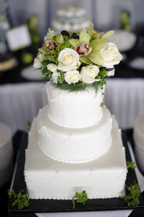 beautiful wedding cake - wedding photo by top Portland, Oregon wedding photographer Aaron Courter
